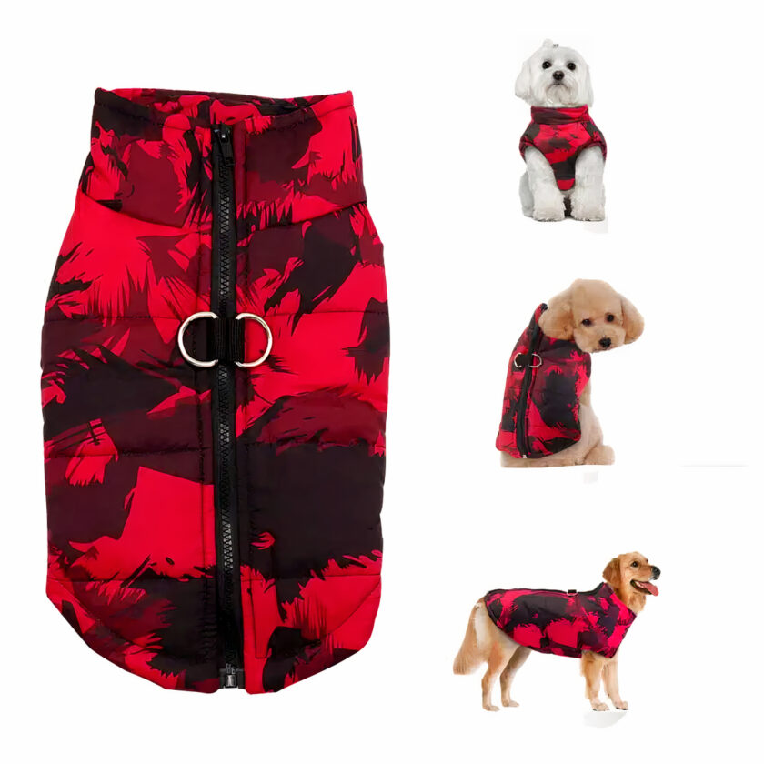 Doudoune fermée rouge camouflage pour chien avec deux anneaux sur fond blanc . Il y 3 chiens de petite ,moyenne et grande taille portant la doudoune.