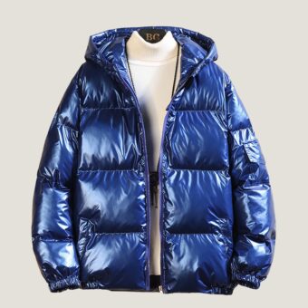 Doudoune chaude bleu métallique homme avec pull blanc à col roulé sur fond uni