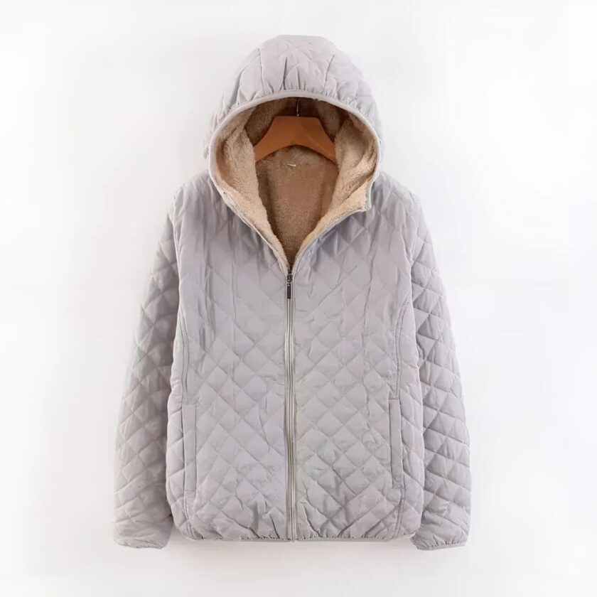 Doudoune grise avec capuche fourrée, fond blanc.