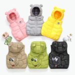 6 doudounes sans manches pour enfants colorés, dont trois sont de face et trois sont de dos.