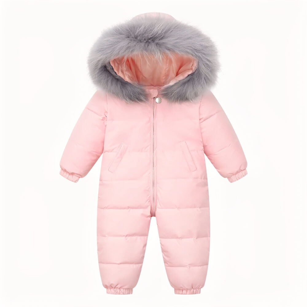 Combinaison doudoune rose à capuche pour bébé fille sur fond blanc.