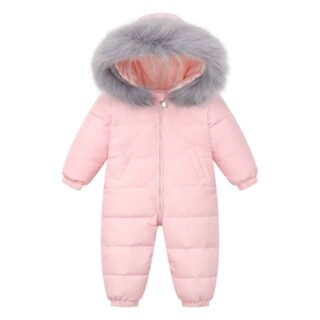 Combinaison doudoune rose à capuche pour bébé fille sur fond blanc.