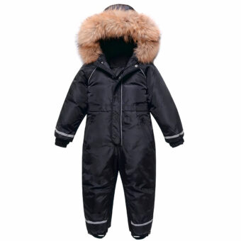 Combinaison doudoune d'hiver chaude pour garçon sur fond blanc.