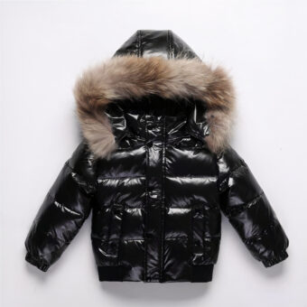 Doudoune noire à capuche pour fille chaude et épaisse sur fond gris.