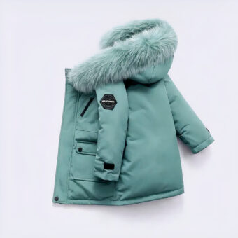 Doudoune à capuche verte pour garçon de profil ouverte sur fond gris.