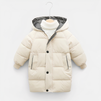 On voit une très belle doudoune blanche avec une capuche. Elle est pour enfant, elle a une rangée de boutons noirs sur le devant. Elles est présentée sur fond blanc.