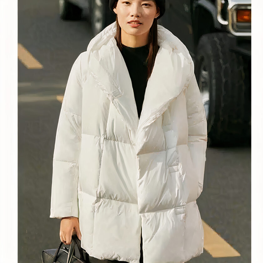 Doudoune blanche épaisse à capuche pour femme. Portée par une femme, bonne qualité et très à la mode.