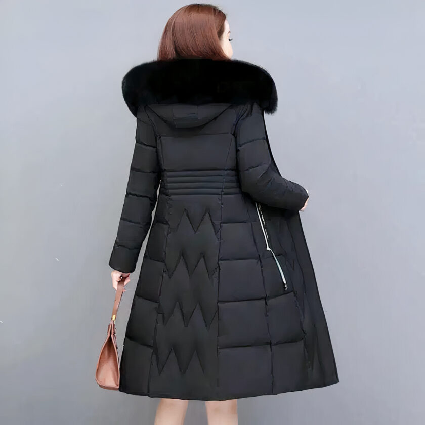 Femme portant une doudoune noire longue de dos, fond gris.