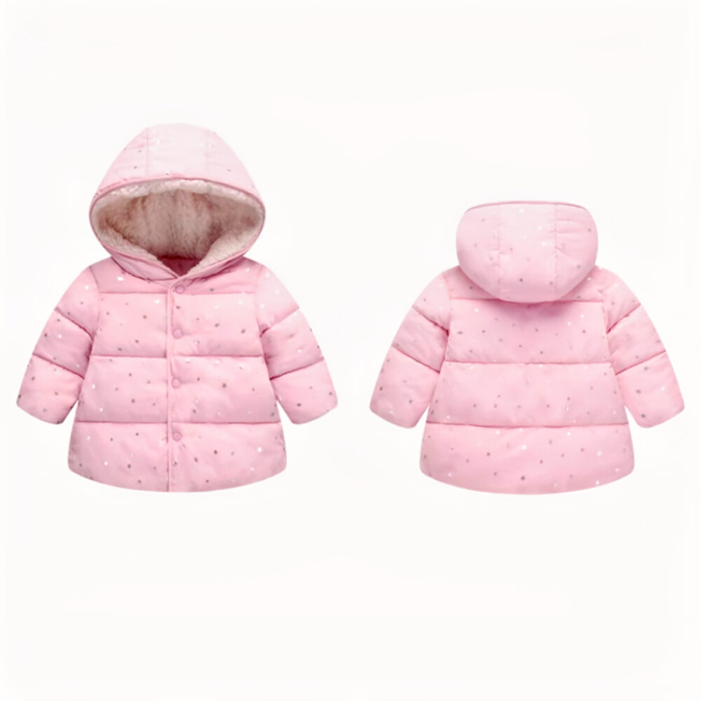 L'image est coupée en deux : à gauche on voit un manteau type doudoune à capuche rose pour petite fille. À droite, le même manteau, mais de derrière.