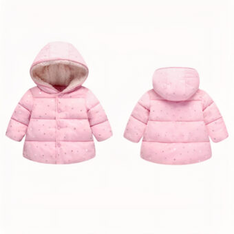 L'image est coupée en deux : à gauche on voit un manteau type doudoune à capuche rose pour petite fille. À droite, le même manteau, mais de derrière.