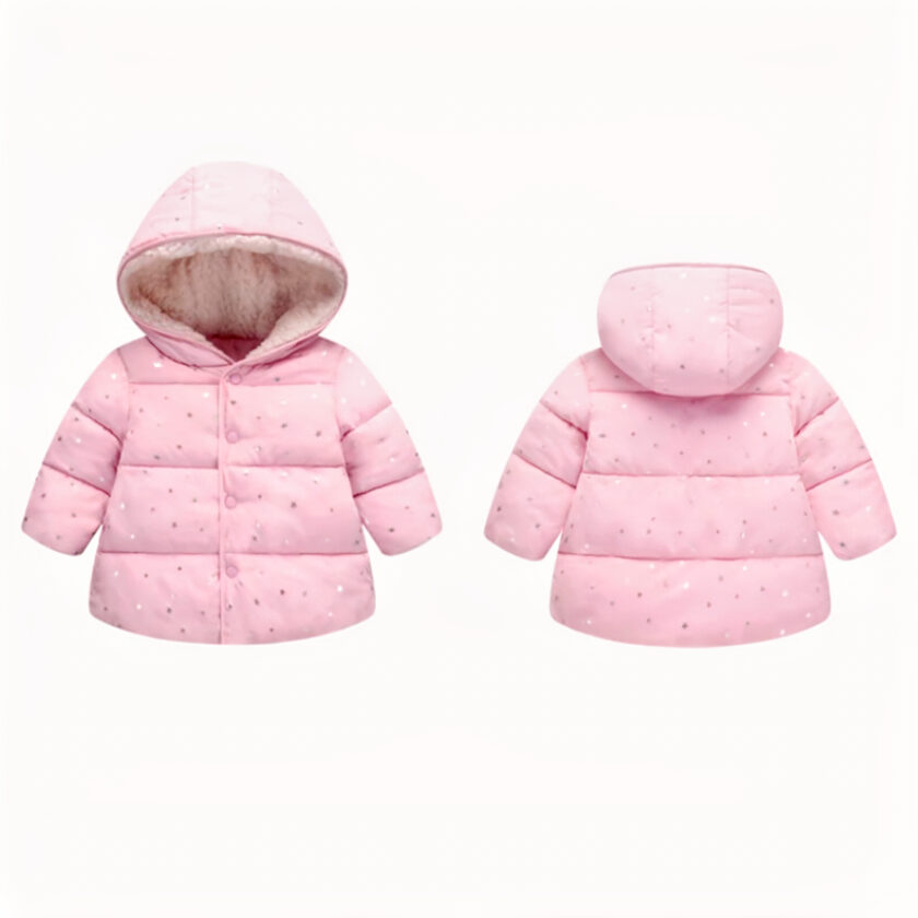 L'image est coupée en deux : à gauche on voit un manteau type doudoune à capuche rose pour petite fille. À droite, le même manteau, mais de derrière.