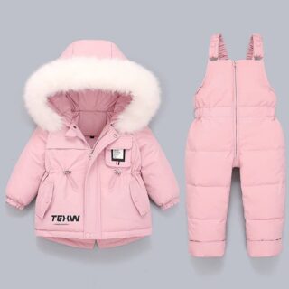 Doudoune combinaison de ski pour bébé fille de couleur rose avec fourrure blanche sur fond blanc.