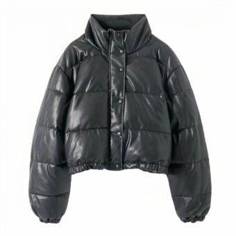 On voit une doudoune en similicuir noir, sur fond blanc. La coupe est très moderne, courte, crop-top. La doudoune est matelassée.