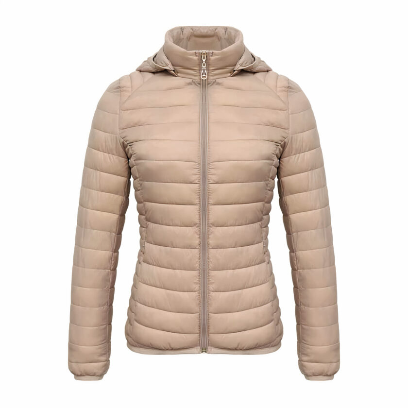 Doudoune beige fine sur fond blanc.