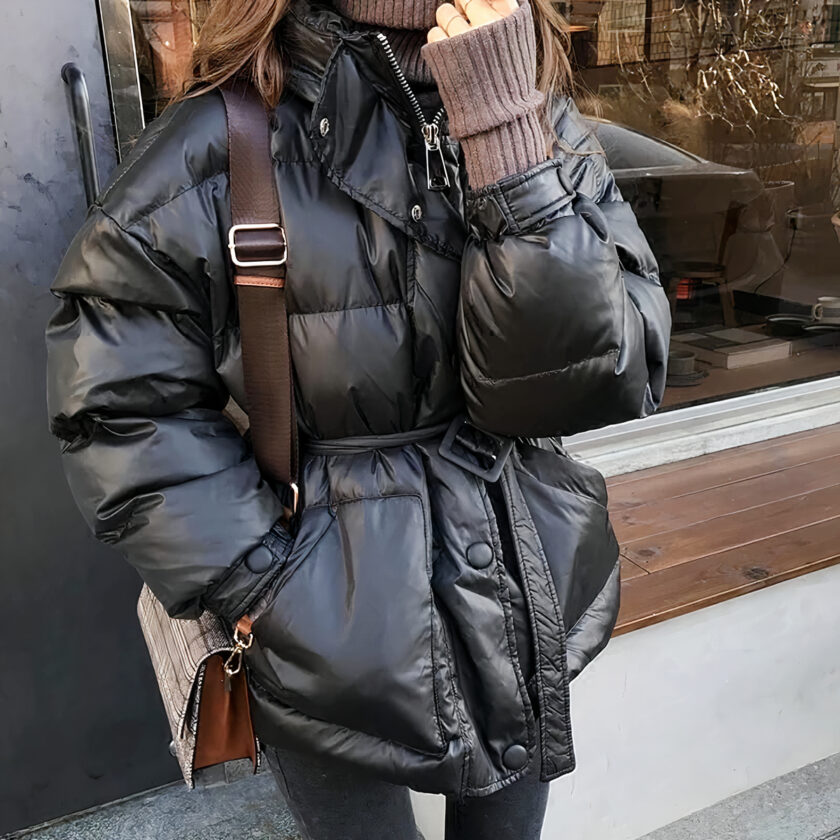 Doudoune noire modèle femme, cintrée et rembourrée.