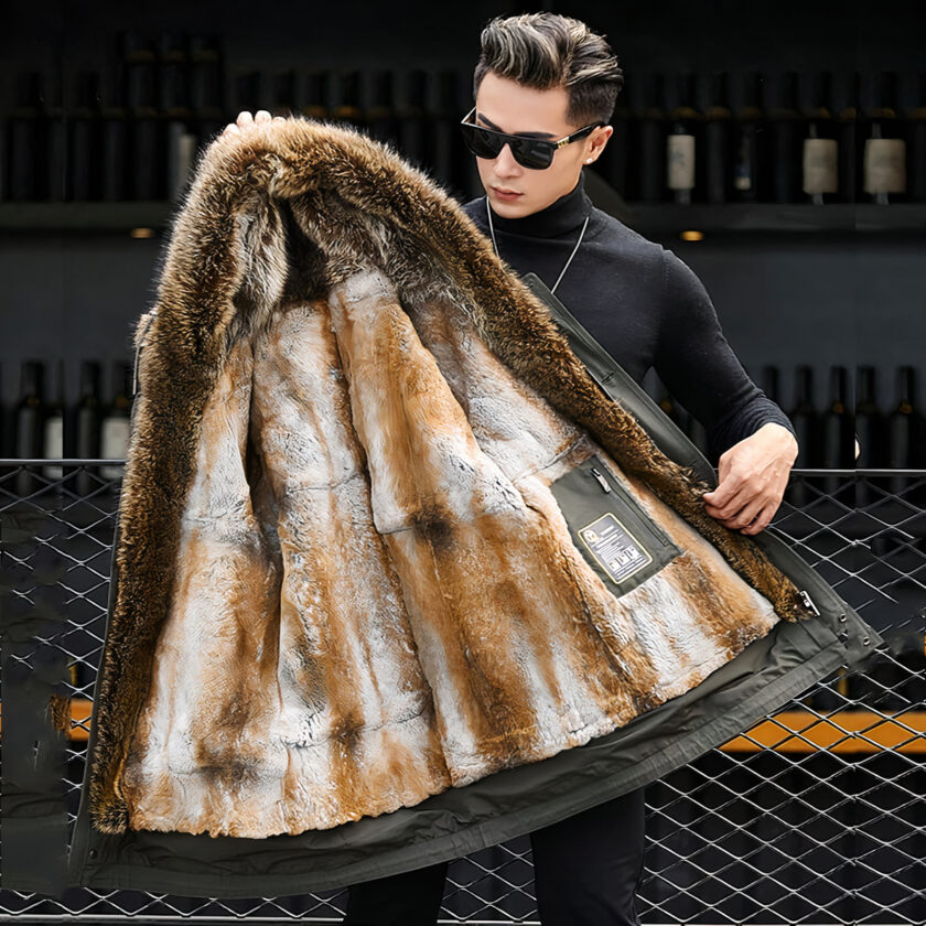 Homme brun habillé en noir avec des lunettes de soleil portant a la main une doudoune doublée en fourrure