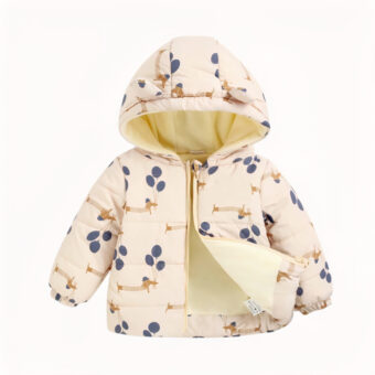 Doudoune beige pour petite fille avec des motifs camel et bleu marine. Elle est très jolie et présentée sur fond blanc.