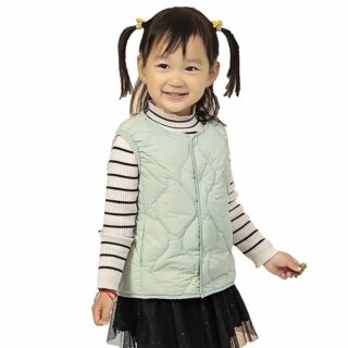 On voit une petite fille d'origine asiatique avec des couette qui porte une doudoune sans manche grise matelassée.