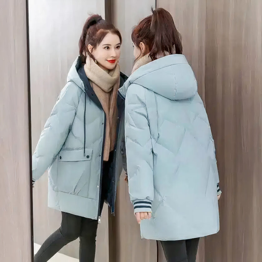 Femme portant une doudoune bleue et se regardant dans un miroir.