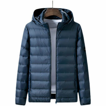 Doudoune bleu pendue sur un cintre, fond blanc.