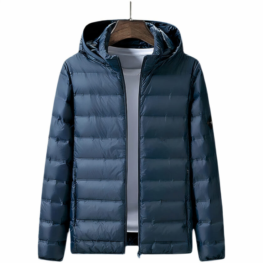 Doudoune bleu pendue sur un cintre, fond blanc.