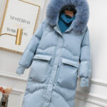 Doudoune bleue à capuche fourrure fourrée en duvet de canard pour femme.