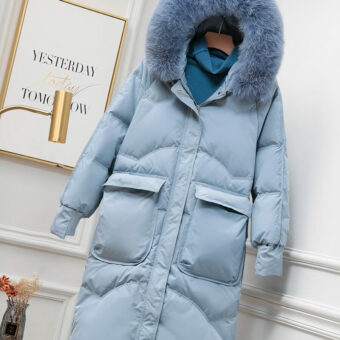 Doudoune bleue à capuche fourrure fourrée en duvet de canard pour femme.