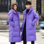 Deux personnes dans la rue portant une doudoune violette longue.