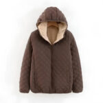 Doudoune marron à capuche avec intérieur beige fourré sur fond blanc.