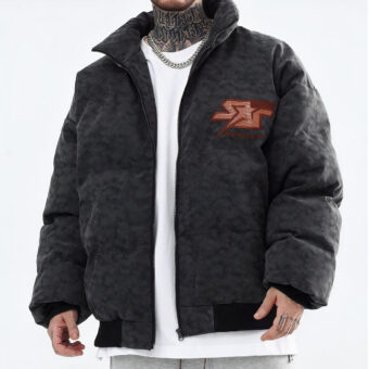 Homme portant une doudoune large et matelassée sur fond blanc.