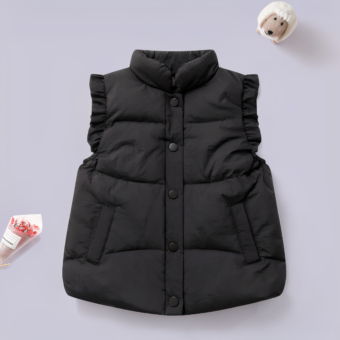 On voit une jolie doudoune noire sans manches pour petite fille. Elle est présentée sur un fond violet.