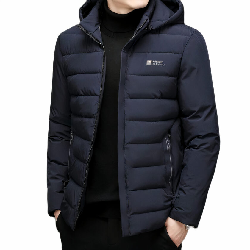 Doudoune parka d'hiver à capuche pour homme bleu marine porté par une mannequin sur fond blanc.