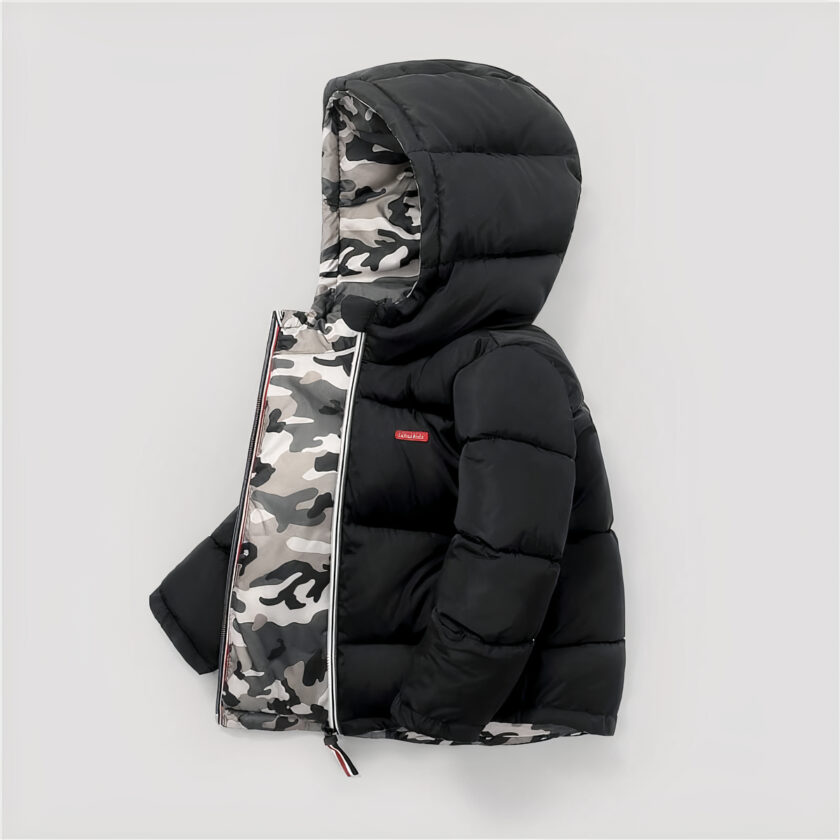 On voit une doudoune noire avec un intérieur imprimé camouflage. Elle est présentée sur fond gris clair, et de côté.
