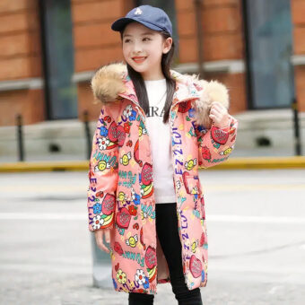 Petite fille dans la rue et portant une doudoune rose mi-longue.