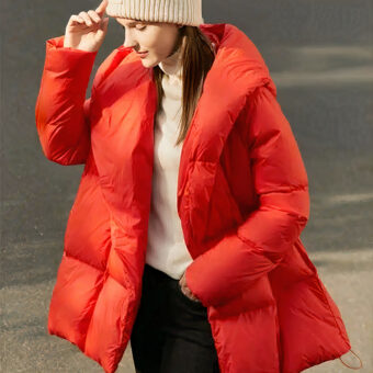 Doudoune rouge épaisse à capuche pour femme. Bonne qualité et très à la mode.