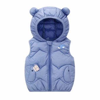 On voit une jolie petite doudoune bleue avec une capuche à oreilles. Il y a une petite souris sur le devant.