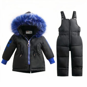 Ensemble 2 pièces doudoune et salopette pour bébé garçon noir et bleu sur fond blanc.