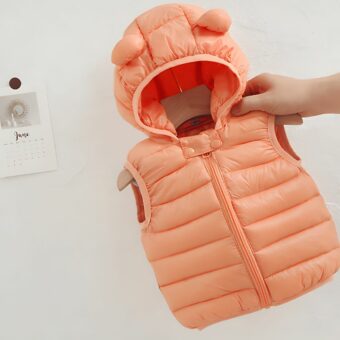 Doudoune rose sans manches à capuche pour enfant sur fond blanc.