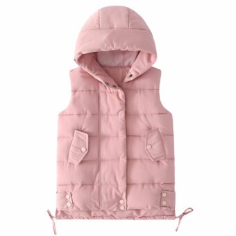 Doudoune sans manche à capuche mi-longue pour fille dans sa variante rose, sur fond blanc.