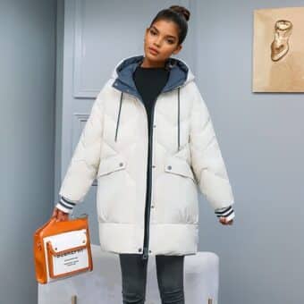 Doudoune blanche mi-longue à capuche pour femme. Bonne qualité et très confortable.