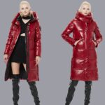 Une jeune femme blonde porte la Doudoune longue vernis rouge matelassée pour femme. A gauche elle la prote ouverte et à droite elle est fermée et ses mains sont dans les poches, sur fond blanc crème.