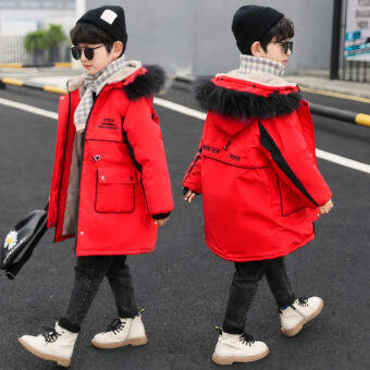 Manteau doudoune long rouge à capuche pour garçon. Bonne qualité et très confortable.