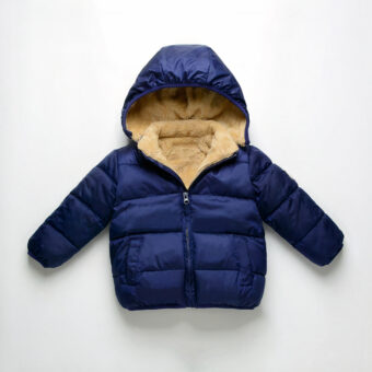 Doudoune bleue pour enfant sur un fond blanc.