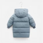 Arrière d'une Doudoune bleue sur cintre pour enfants