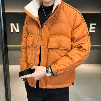Photo d'un homme portant une doudoune courte orange avec son téléphone dans la main gauche