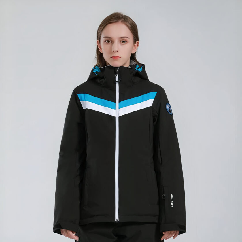 Femme portant une doudoune noire avec des lignes bleues et blanches et une fermeture éclair blanche