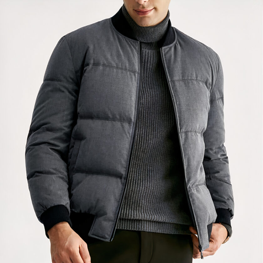 Homme portant une doudoune grise, fond blanc.