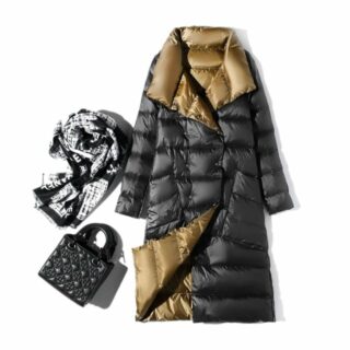 Longue doudoune légère et réversible pour femme, noire et dorée avec un sac à main et un foulard.