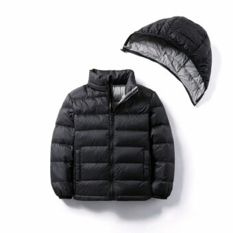 Doudoune noire légère pour enfants avec capuche amovible.