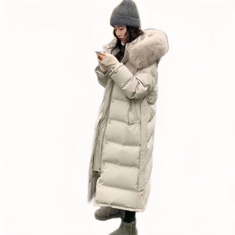 Photo d'une femme portant une doudoune longue beige à capuche dans un fond blanc